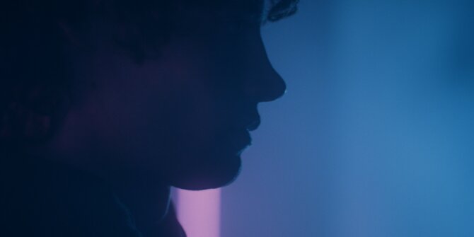 Profil en silhouette sur une lueur bleue et rose – clip Faubourg & Rith Banney Lost