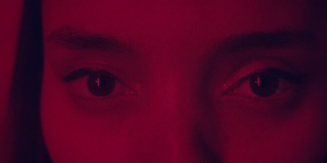 Très gros plan sur les yeux d'une femme dans une lumière rouge – clip Faubourg & Rith Banney Lost