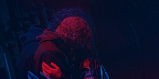Couple enlacé dans l'obscurité, éclairé de rouge et de bleu – clip Faubourg & Rith Banney Lost
