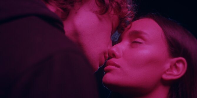 Jeune couple sur le point de s'embrasser sous un néon rose – clip Faubourg & Rith Banney Lost