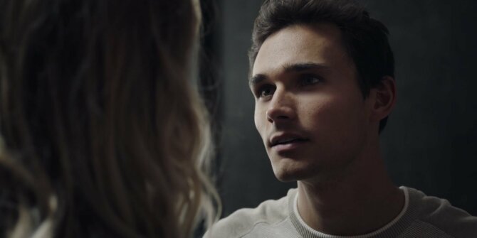 Jeune homme fixant une femme au premier plan, lumière en clair-obscur – série Ici tout commence