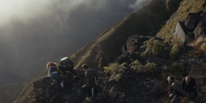 Secouristes escaladant une crête escarpée et brumeuse dans les montagnes de La Réunion – OPJ saison 4 Bianca