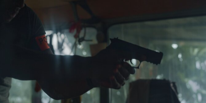 Bras tenant une arme dans un véhicule, à contre-jour – OPJ saison 4 Bianca, épisode de prime time