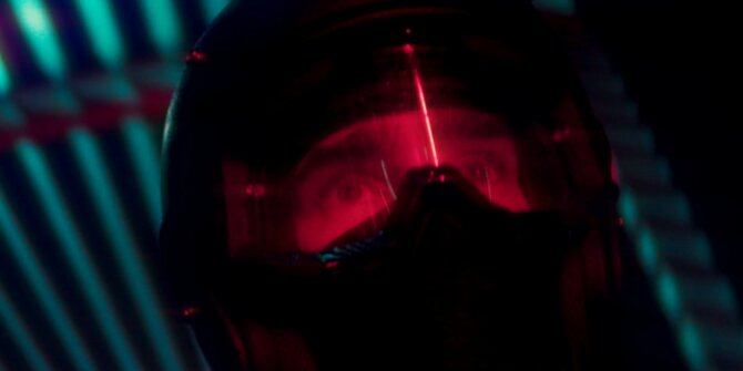 Visage d'un pilote derrière la visière de son casque, éclairé de rouge et de cyan – pub Suzuki SV650 Cafe Racer