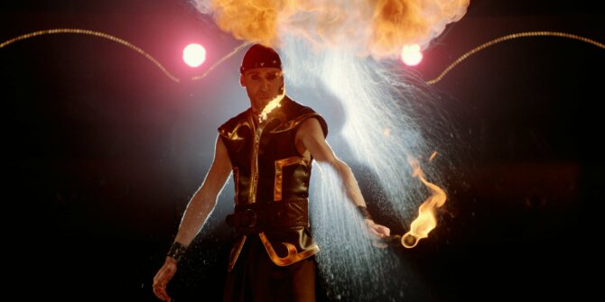 Cracheur de feu, boule de flammes au-dessus de la tête et gerbes d'étincelles dans le cirque – clip Timéo